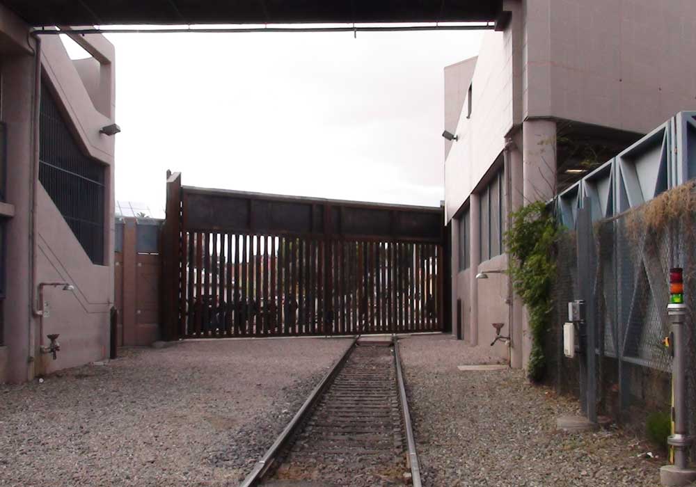 deconcini-poe-01-rail-border-crossing